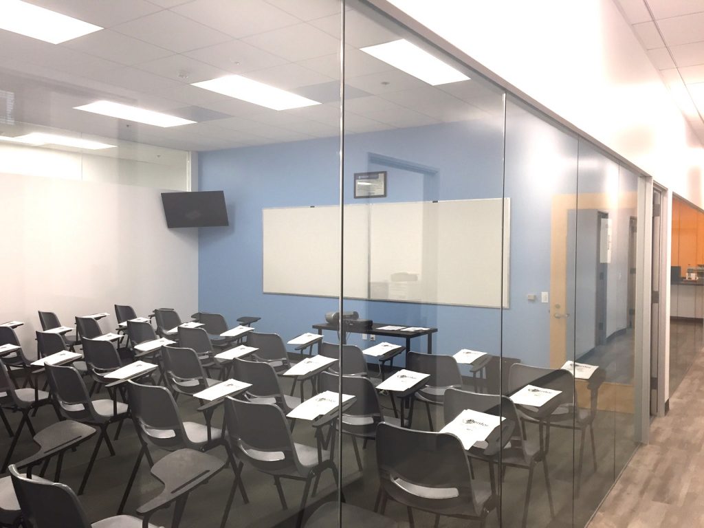 ห้องเรียนที่กั้นด้วยกระจกใส